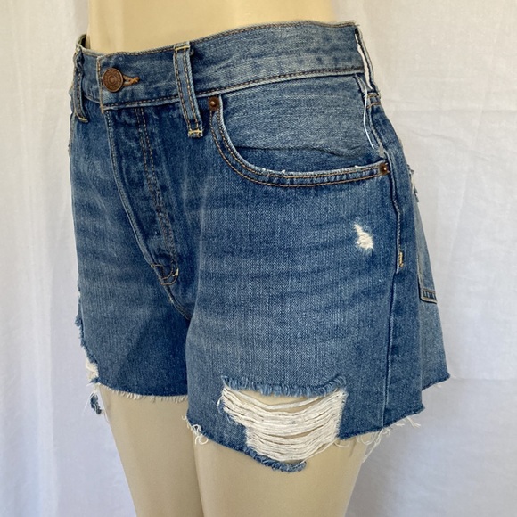 WE THE FREE Jeans Mid Blue Wash Shorts Size 31 DISTRESSED RIPPED Fray Hem NWOT - Picture 4 of 6